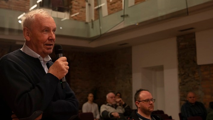 OKROGLA MIZA PREKARNOST NI PRIHODNOST DELA