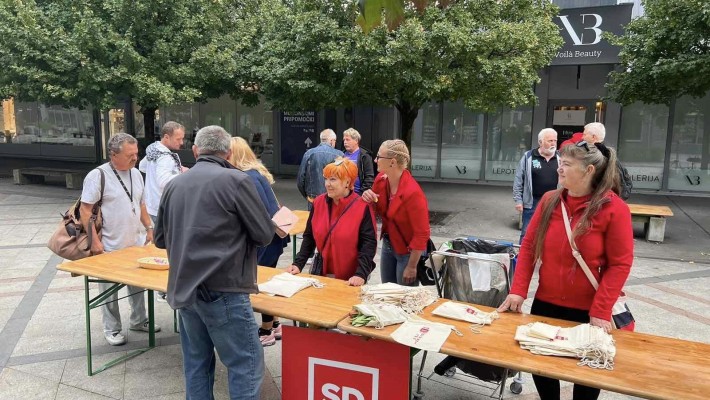  200 občankam in občanom plastične vrečke zamenjali za vrečke za večkratno uporabo